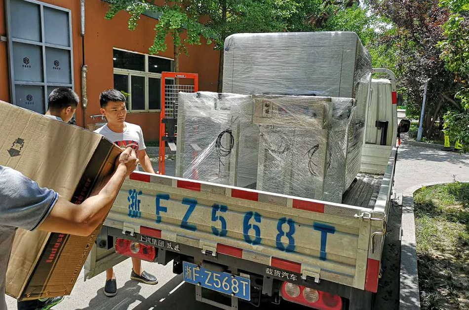 南通客戶(hù)SMT設備專(zhuān)車(chē)送貨，貨到上門(mén)安裝調試