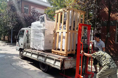 常熟客戶(hù)SMT設備專(zhuān)車(chē)送貨，貨到上門(mén)安裝調試