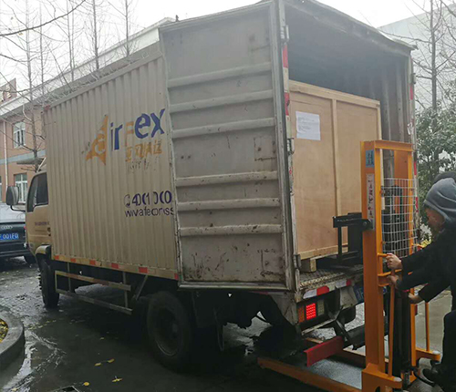 湛江客戶(hù)SMT設備專(zhuān)車(chē)送貨，貨到上門(mén)安裝調試